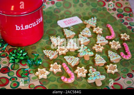 Hausgemachte Cookies gebacken und dekoriert als Weihnachtsgeschenk zu geben Stockfoto