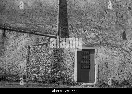 Fassade eines alten Hauses in vipava, Slowenien mit dünnwandigen Türen und Fenster Stockfoto