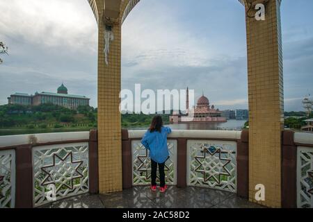 Das lokale Zicklein im Putra Mosque und Putra Perdana, der zu den bekanntesten Gebäuden in Putrajaya Stockfoto