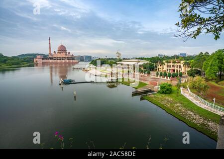 Putra Mosque, einem der kultigsten Moschee in Putrajaya Stockfoto