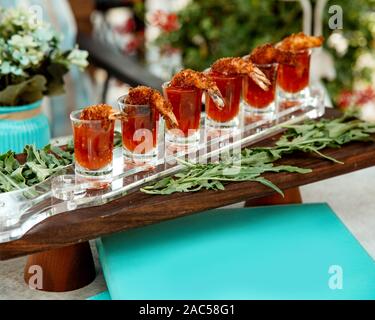 Gebratene Nuggets im Sweet Chili Sauce Stockfoto