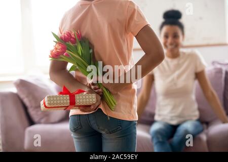 Kleine Tochter gruss Mama mit Geburtstag Geschenke präsentieren Stockfoto