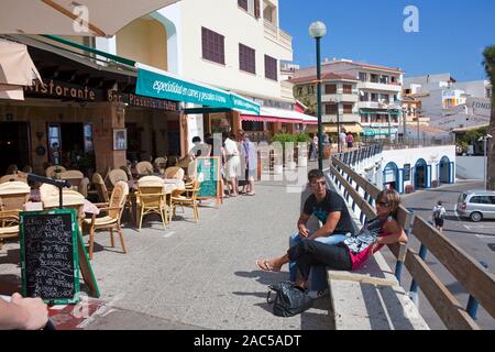 Restaurants an der Hafenpromenade von Cala Ratjada, Mallorca, Balearen, Spanien Stockfoto
