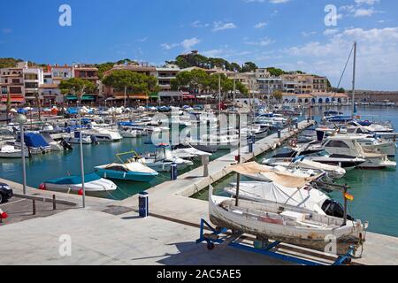 Hafen Szene, Boote im Hafen von Cala Ratjada, Mallorca, Balearen, Spanien Stockfoto