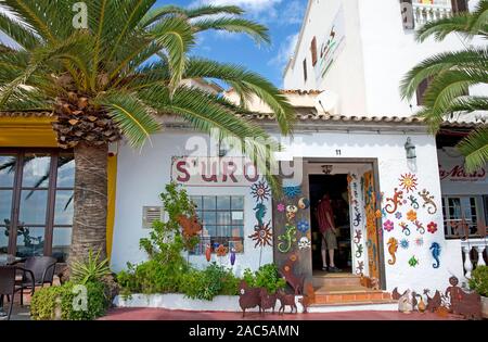 Souvenirshop an der Hafenpromenade von Cala Ratjada, Mallorca, Balearen, Spanien Stockfoto