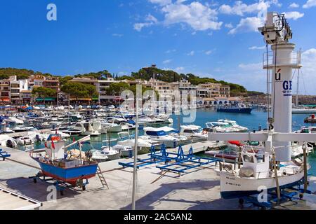 Hafen Szene, Boote im Hafen von Cala Ratjada, Mallorca, Balearen, Spanien Stockfoto