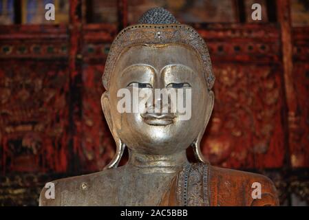 Alte Buddhastatue in Chiang Mai Stockfoto