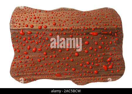 Schöne rote Tropfen Farbe auf einem alten hölzernen Brett. Auf weissem Hintergrund. Text platzieren, kopieren. Stockfoto
