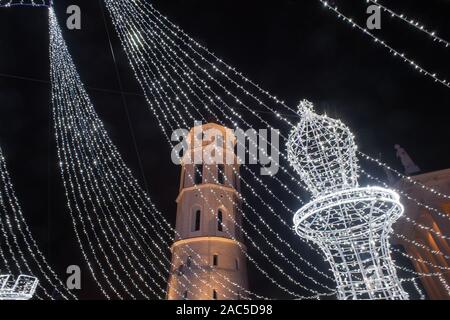 Die BELEUCHTUNG DER VILNIUS WEIHNACHTSBAUM Domplatz 30. November 2019, 20.00 Uhr Vilnius, Litauen Stockfoto