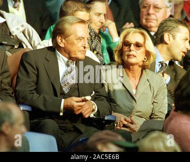 Volksparkstadion Hamburg Deutschland 2.9.2000, Fußball: Qualifier für die WM Japan 2002, Deutschland (GER, Weiß) vs Griechenland (GRE, blau) 2:0, Gerhard Mayer - Vorfelder, Präsident des DFB, Dfb und seine Frau Margit Deutschle Stockfoto