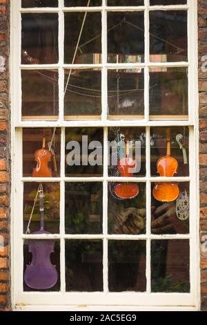 Alte geigen Dekoration der Fenster, auf den Straßen in Liverpool Stockfoto