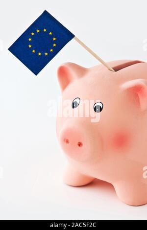 Piggy Bank und EU-Flagge isoliert auf weißem Hintergrund Stockfoto