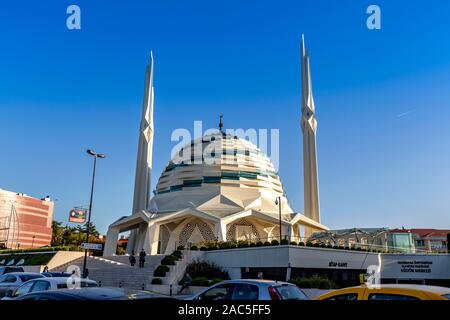 Istanbul, Türkei, 8. November 2019: der Marmara Universität Fakultät für Theologie Moschee, Altunuzade, Uskudar. Stockfoto