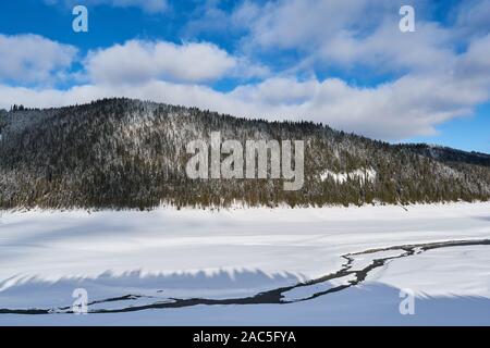 Winterlandschaft vom Berg mit Tanne Wald, Schnee und blauem Himmel mit Wolken Stockfoto