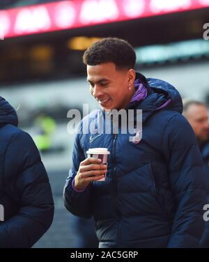 Dele Alli der Sporen sieht entspannt vor dem Premier League Match zwischen den Tottenham Hotspur und AFC Bournemouth an der Tottenham Hotspur Stadion London, Großbritannien - 30 November 2019 - Nur für den redaktionellen Gebrauch bestimmt. Kein Merchandising. Für Fußball Bilder FA und Premier League Einschränkungen Inc. kein Internet/Mobile Nutzung ohne fapl Lizenz - für Details Kontakt Fußball Dataco Stockfoto