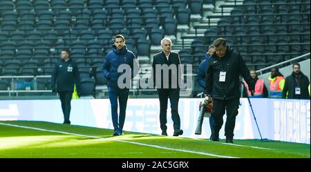 Tottenham Manager Jose Mourinho Spaziergänge nur um die Tonhöhe vor der Premier League Match zwischen den Tottenham Hotspur und AFC Bournemouth an der Tottenham Hotspur Stadion London, Großbritannien - 30 November 2019 - die redaktionelle Nutzung. Kein Merchandising. Für Fußball Bilder FA und Premier League Einschränkungen Inc. kein Internet/Mobile Nutzung ohne fapl Lizenz - für Details Kontakt Fußball Dataco Stockfoto