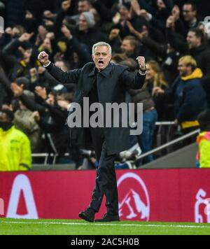 Tottenham-Manager Jose Mourinho feiert, nachdem Moussa Sissoko ihr drittes Tor im Spiel der Premier League zwischen Tottenham Hotspur und AFC Bournemouth im Tottenham Hotspur Stadium London, Großbritannien, erzielt hatte - 30. November 2019 - Foto Simon Dack / Telephoto Images. Nur zur redaktionellen Verwendung. Kein Merchandising. Für Football Images gelten die FA- und Premier League-Einschränkungen, einschließlich keine Nutzung des Internets/Mobilgeräts ohne FAPL-Lizenz. Für weitere Informationen wenden Sie sich bitte an Football Dataco Stockfoto