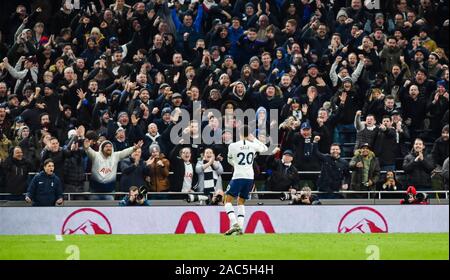 DELE Alli of Spurs feiert das Tor vor den Fans während des Premier League-Spiels zwischen Tottenham Hotspur und AFC Bournemouth im Tottenham Hotspur Stadium London, Großbritannien - 30. November 2019 Photo Simon Dack / nur zur Verwendung von Tele Images Editorial. Kein Merchandising. Für Fußballbilder gelten Einschränkungen für FA und Premier League. Keine Nutzung von Internet/Mobilgeräten ohne FAPL-Lizenz. Weitere Informationen erhalten Sie von Football Dataco Stockfoto