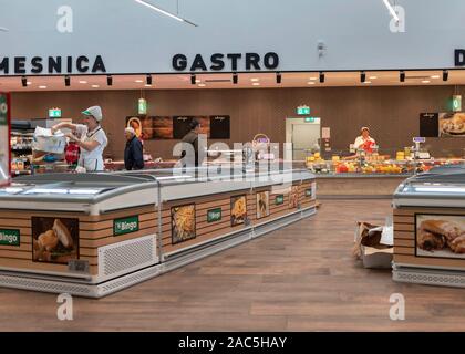 Šamac, Bosnien und Herzegowina, Okt 3, 2019: Blick auf Supermarkt Innenraum Stockfoto