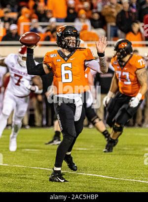 Stillwater, Oklahoma, USA. 30 Nov, 2019. Oklahoma State Cowboys Quarterback Dru Braun (6) das Bestehen der Fußball während des Spiels am Samstag, den 30. November 2019 an der Boone Pickens Stadion in Stillwater, Oklahoma. Credit: Nicholas Rutledge/ZUMA Draht/Alamy leben Nachrichten Stockfoto