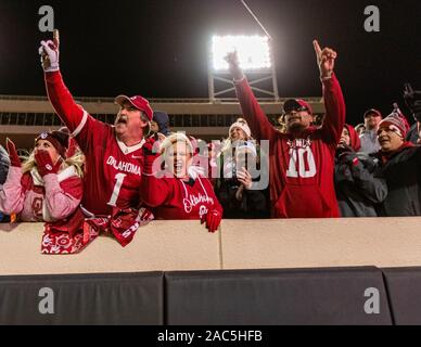 Stillwater, Oklahoma, USA. 30 Nov, 2019. Oklahoma früher Fans jubeln, als ihre Mannschaft die Oklahoma State Cowboys am Samstag, den 30. November 2019 zu schlagen an Boone Pickens Stadion in Stillwater, Oklahoma. Credit: Nicholas Rutledge/ZUMA Draht/Alamy leben Nachrichten Stockfoto