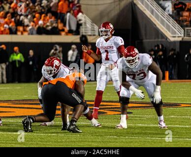 Stillwater, Oklahoma, USA. 30 Nov, 2019. Oklahoma Sooners Quarterback Jalen Tut Weh (1) Die Warteschlange vor dem Snap während des Spiels am Samstag, den 30. November 2019 an der Boone Pickens Stadion in Stillwater, Oklahoma. Credit: Nicholas Rutledge/ZUMA Draht/Alamy leben Nachrichten Stockfoto