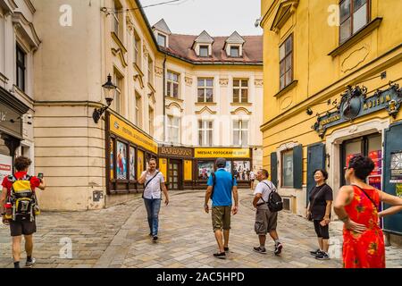 BRATISLAVA, SLOWAKEI - 28. AUGUST 2019: Touristen Bratislava, Hauptstadt der Slowakei Stockfoto