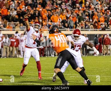 Stillwater, Oklahoma, USA. 30 Nov, 2019. Oklahoma Sooners Quarterback Jalen Tut Weh (1) das Bestehen der Fußball während des Spiels am Samstag, den 30. November 2019 an der Boone Pickens Stadion in Stillwater, Oklahoma. Credit: Nicholas Rutledge/ZUMA Draht/Alamy leben Nachrichten Stockfoto