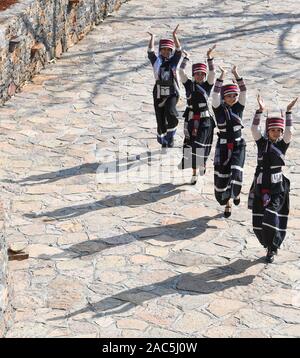 (191201) - SHILIN, Dez. 1, 2019 (Xinhua) - dorfbewohner Tanz in Danuohei Dorf Guishan Township in Shilin Yi Autonomen County, im Südwesten der chinesischen Provinz Yunnan, Nov. 28, 2019. Danuohei Dorf, mit einer Geschichte von über 600 Jahren, ist eine gut geschützte alte Dorf der Yi ethnischen Kultur. Anwohner gebauten Häuser und Straßen mit Steinen, die es einzigartig macht als "Dorf". Es ist von Bergen, Flüssen und der schönen Landschaft umgeben. Das Dorf hat nun 370 Haushalte mit einer Bevölkerung von 1000, von denen 99,8 Prozent der Yi ethnischen Gruppe gehört. In den letzten Jahren die Stockfoto