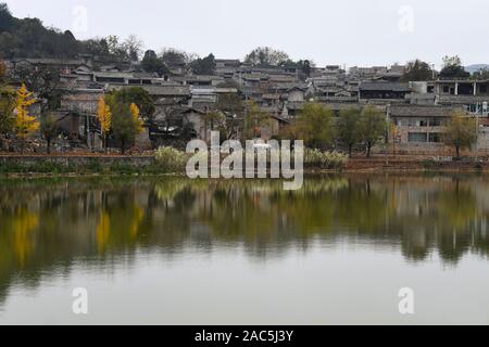 (191201) - SHILIN, Dez. 1, 2019 (Xinhua) - Foto an November 28, 2019 zeigt Danuohei Dorf Guishan Township in Shilin Yi Autonomen County, im Südwesten der chinesischen Provinz Yunnan. Danuohei Dorf, mit einer Geschichte von über 600 Jahren, ist eine gut geschützte alte Dorf der Yi ethnischen Kultur. Anwohner gebauten Häuser und Straßen mit Steinen, die es einzigartig macht als "Dorf". Es ist von Bergen, Flüssen und der schönen Landschaft umgeben. Das Dorf hat nun 370 Haushalte mit einer Bevölkerung von 1000, von denen 99,8 Prozent der Yi ethnischen Gruppe gehört. In den letzten Jahren die Stockfoto