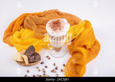 Kaffee Cafe Latte in einem hohen Glas auf einer hölzernen Hintergrund Macchiato. Es ist Kopieren Raum neben der Glas Stockfoto