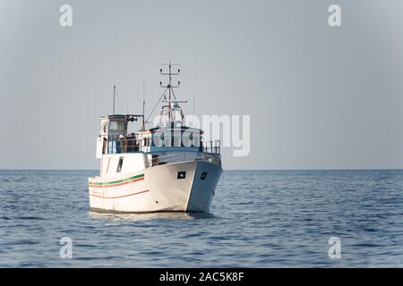 Italienische Fischerboot auf ruhigen, blauen Meer Stockfoto