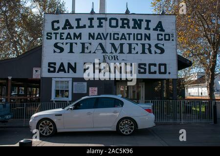 Altstadt von Sacramento ist die Heimat von mehreren interessanten Zeichen hinsichtlich der Eisenbahn und der Dampfschiffe. Stockfoto