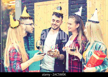 Geburtstag mit Jungen tausendjährigen Freunde feiern zu Hause Garten Terrasse Stockfoto