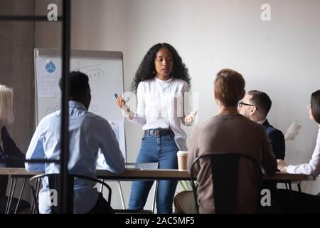 Zuversichtlich gemischt Rennen Trainer geben pädagogische Vortrag oder Workshop. Stockfoto