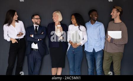 Gruppe erfolgreicher Happy diverse junge und ältere Geschäftsleute. Stockfoto