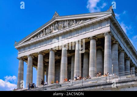 Giebel mit Skulpturen, vor dem Mahnmal Walhalla, Donaustauf, Oberpfalz, Bayern, Deutschland, Europa, 15. August 2009 Stockfoto