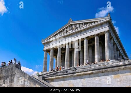 Giebel mit Skulpturen, vor dem Mahnmal Walhalla, Donaustauf, Oberpfalz, Bayern, Deutschland, Europa, 15. August 2009 Stockfoto