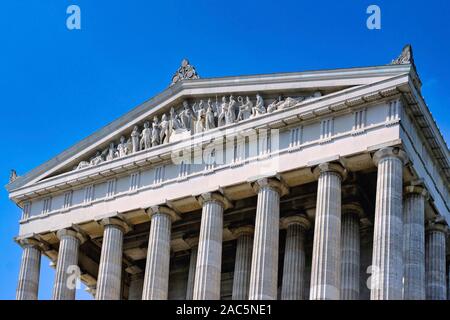 Giebel mit Skulpturen, vor dem Mahnmal Walhalla, Donaustauf, Oberpfalz, Bayern, Deutschland, Europa, 15. August 2009 Stockfoto