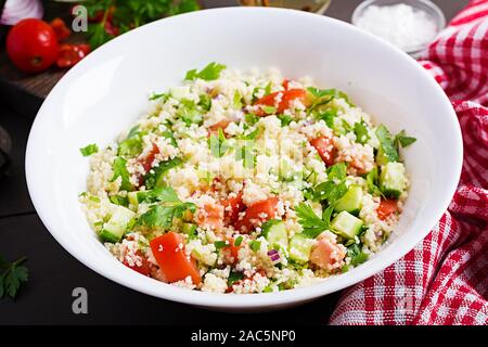 Traditionelle libanesische Salat Tabbouleh. Couscous mit Petersilie, Tomate, Gurke, Zitrone und Olivenöl. Nahöstlichen Küche. Stockfoto