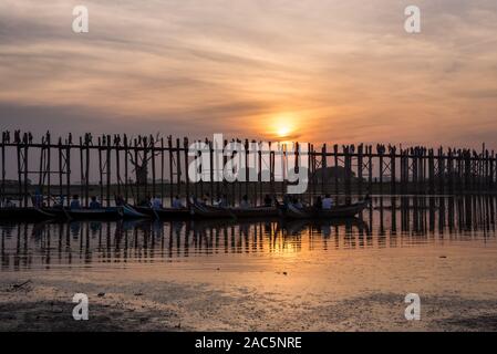 Sonnenuntergang auf der U-Bein Brücke, Taungthaman See, Amarapura, Mandalay, Myanmar Stockfoto