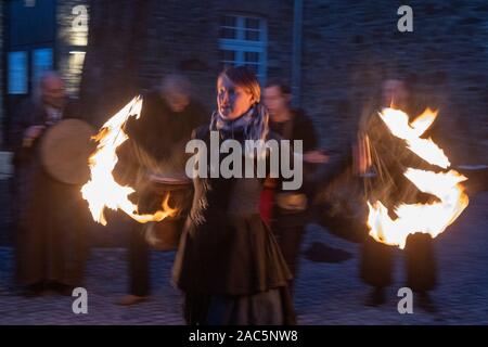 Feuershow, durchgeführt vom Wahnsinn Firedance. Im mittelalterlichen Stil Broicher Schlossweihnacht Weihnachtsmarkt öffnet sich für die ersten drei Adventswochenende auf dem Gelände von Schloss Broich in Mülheim an der Ruhr, Deutschland Stockfoto