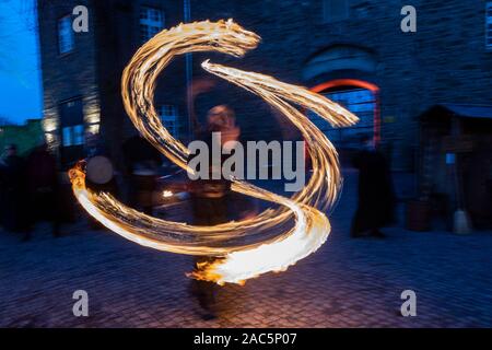 Feuershow, durchgeführt vom Wahnsinn Firedance. Im mittelalterlichen Stil Broicher Schlossweihnacht Weihnachtsmarkt öffnet sich für die ersten drei Adventswochenende auf dem Gelände von Schloss Broich in Mülheim an der Ruhr, Deutschland Stockfoto