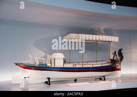 STUTTGART, DEUTSCHLAND - 16. OKTOBER 2018: Mercedes Museum. Holz- Modell des Schiffes mit Schatten an der Wand Stockfoto