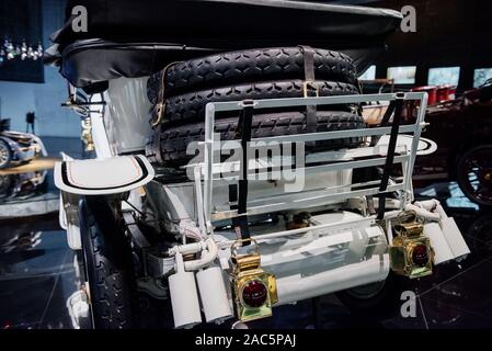 STUTTGART, DEUTSCHLAND - 16. OKTOBER 2018: Mercedes Museum. Klassischen alten Fahrzeug mit Rädern auf der Rückseite. Fahrzeug Ausstellung Stockfoto