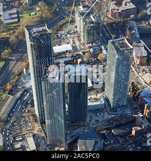 Luftaufnahme des Stadtzentrums von Manchester mit dem Deansgate Square, oder Owen Street Wolkenkratzer Entwicklung, prominent Stockfoto