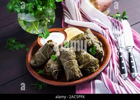 Dolma. Gefüllte Weinblätter mit Reis und Fleisch auf dunklen Tisch. Nahöstlichen Küche. Stockfoto