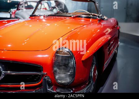 STUTTGART, DEUTSCHLAND - 16. OKTOBER 2018: Mercedes Museum. Schöne orange retro Auto von vorne erfasst Stockfoto