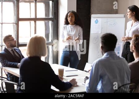 Gesund gemischten Rennen jungen Referenten präsentieren Forschungsergebnisse. Stockfoto