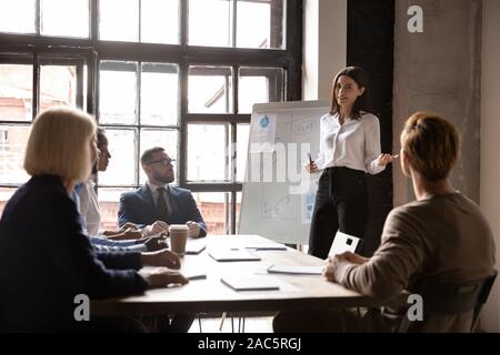 Lächelnde junge weibliche Sprecher präsentiert Marktforschungsergebnisse. Stockfoto